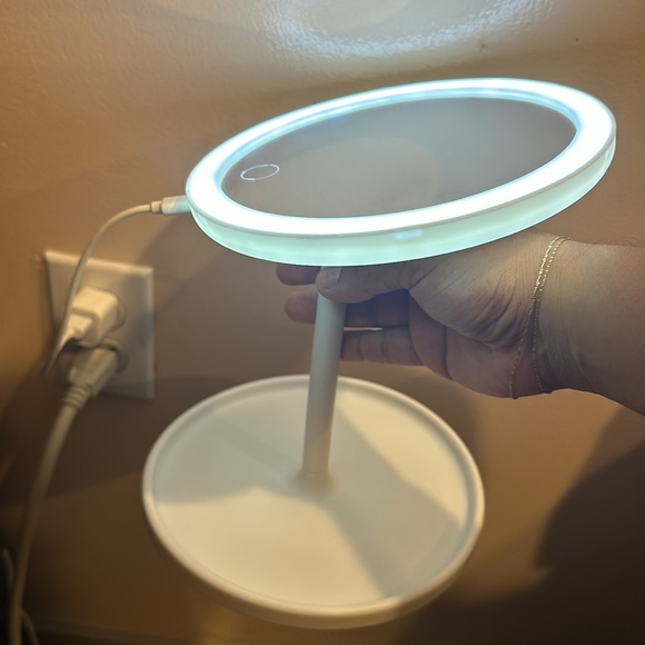 Adjustable LED Mirror Stand - Picture 6 of 8